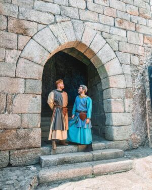 João Pedro Bernardes Instagram - Hoje entrámos num portal do tempo e viajámos até ao século XIV na @viagemmedieval 🏰 Fazemos questão de vir cá todos os anos, beber a bela da sangria, comer os melhores doces e ver espetáculos que nos levam ao tempo dos Reis 👑 

Esta viagem medieval é das maiores da Europa!! E acontece de 2 a 13 de Agosto, em Santa Maria da Feira! ⚔️

Ps. Digam lá: estes trajes medievais são a nossa cara ou não? 😂👀
.
.
#viagemmedieval #santamariadafeira #visitfeira #visitportugal #medievalemportugal #portugal 
p u b