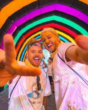 João Pedro Bernardes Instagram - O mundo precisa(va) de mais cor 🌈 

A The Color Run by Ageas é muito mais que uma corrida, é um convite para todos/as fazerem exercício físico e se divertirem! 🥰 
Obrigado @ageasgrupo pelo convite, e por tornarem o mundo num lugar mais feliz! Foram, sem dúvida, os 5km mais felizes e coloridos do Planeta!

#GrupoAgeasPortugal #thecolorrunportugal / p u b