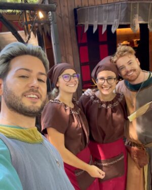 João Pedro Bernardes Instagram - Hoje entrámos num portal do tempo e viajámos até ao século XIV na @viagemmedieval 🏰 Fazemos questão de vir cá todos os anos, beber a bela da sangria, comer os melhores doces e ver espetáculos que nos levam ao tempo dos Reis 👑 

Esta viagem medieval é das maiores da Europa!! E acontece de 2 a 13 de Agosto, em Santa Maria da Feira! ⚔️

Ps. Digam lá: estes trajes medievais são a nossa cara ou não? 😂👀
.
.
#viagemmedieval #santamariadafeira #visitfeira #visitportugal #medievalemportugal #portugal 
p u b