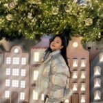Jo Yoo-jin Instagram - 🎄 촬영 끝나고 김여사랑 롯데월드타워 쇼핑🎄 트리보다 내 패딩이 더 트윙클 트윙클해서 사람들 바글바글한 곳에 멀리있어도 한 눈에 들어와서 찾기 쉽지 ✌🏻 #PORTENA #포르테나 @porterna_ 🩶 롯데월드타워 - WorldTower
