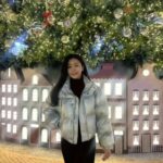 Jo Yoo-jin Instagram - 🎄 촬영 끝나고 김여사랑 롯데월드타워 쇼핑🎄 트리보다 내 패딩이 더 트윙클 트윙클해서 사람들 바글바글한 곳에 멀리있어도 한 눈에 들어와서 찾기 쉽지 ✌🏻 #PORTENA #포르테나 @porterna_ 🩶 롯데월드타워 - WorldTower