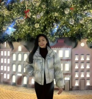 Jo Yoo-jin Instagram - 🎄

촬영 끝나고 김여사랑 롯데월드타워 쇼핑🎄 
트리보다 내 패딩이 더 트윙클 트윙클해서 
사람들 바글바글한 곳에 멀리있어도 
한 눈에 들어와서 찾기 쉽지 ✌🏻

#PORTENA #포르테나 @porterna_ 🩶
