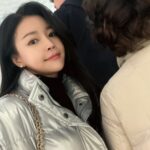 Jo Yoo-jin Instagram - 🎄 촬영 끝나고 김여사랑 롯데월드타워 쇼핑🎄 트리보다 내 패딩이 더 트윙클 트윙클해서 사람들 바글바글한 곳에 멀리있어도 한 눈에 들어와서 찾기 쉽지 ✌🏻 #PORTENA #포르테나 @porterna_ 🩶 롯데월드타워 - WorldTower