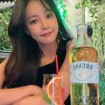 Jo Yoo-jin Instagram - #광고 크림브륄레 향이 매력적인 프렌치 위스키 브랜드 ʙʀᴇɴɴᴇ 🩵 전직 발레리나 앨리슨 파크가 창립한 브렌 위스키는 ‘세계적인 와인을 탄생시킨 프랑스의 자연환경에서 위스키를 만들어 보자‘라는 일념으로 브랜드를 런칭했다고 해요:) 프렌치 오크통과 코냑 캐스크로 평균 7년정도 숙성시키고 스카치 위스키보다 섬세하고 부드러운 느낌이 특징 🥃 패키지도 예뻐서 선물하기에도 딱! #와인나라 직영점과 백화점에서 구매하실수 있어요 🩵 #와인나라 #싱글몰트 #whisky #브렌위스키 #brennewhisky @brennewhisky @winenara_official @ayoungfbc