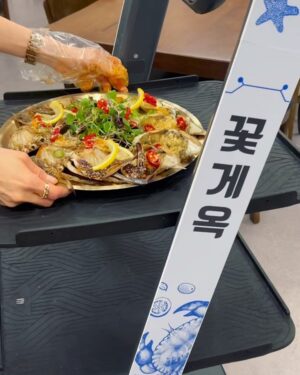 Jo Yoo-jin Instagram - :)

내새뀨 씽씽이들이랑 강화도 꽃게옥 데이트 🤍
18인분 먹은거 아직도 안 믿기네 🤣 
조만간 남양주에도 오픈한다는데 
그때 또 춍춍춍 먹으러 가야지 🥳 

#꽃게옥 #꽃게옥강화직영점