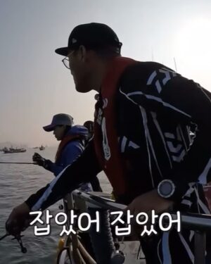 Jo Yoo-jin Instagram - :)

요즘 바다낚시에 
푹 빠져 있는거 아는 분들은 아시쥬 🎣 

방대한 사진들을 어떻게 올릴까 고민하다
밀리고만 있어서 모음집 올려봅니다 😉 

#다이와코리아 #낚도녀 유튜브 매주 목요일 6시 업로드 ! 

다들 보고 캡쳐만 보내지 말구 
댓글로 많은 관심 보여줘여 ❛˓◞˂̵✧ ♥️ 

요즘 가족보다 더 자주 만나는 
#다이와 #스튜디오플렉토 #낚도녀 
고맙고 스릉흡니데이 ♥️