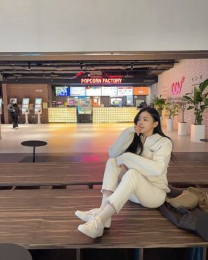Jo Yoo-jin Instagram - ✨

요즘 내 최애 스니커즈 #온프아이덴티티 

온프아이덴티티는 지구 환경에 무리를 주지않는 
리사이클 + 자연에서 얻을 수 있는 환경친화적인 소재로
제품을 만든다고 해요 ✨
이 스니커즈는 플라스틱을 재활용해서 만든 
#캔버스오리진화이트 ☝🏻 
착용감도 좋고 어떤 옷에 걸쳐도 
잘 어울려서 자주 신게 된다는 거 🫶🏻 

@onffidentity 
#온프아이덴티티 #onffidentity 
#친환경스니커즈 #신발브랜드추천 #커플신발
#지구와나를위한새로운멋