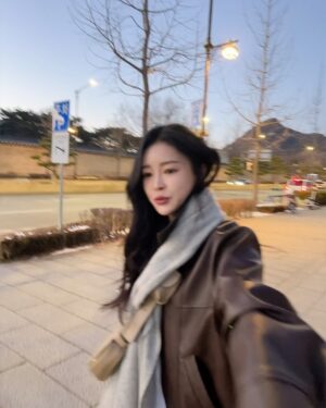 Jo Yoo-jin Instagram - 🤎 

어떤 옷에 휘뚜루 마뚜루 걸쳐도 
데일리룩을 완성시켜주는 #로아드로아 #미니포켓크로스백 

항상 보부상처럼 다 들고 다녀야 맘이 편한 나란 사람 
왠만한 필수품들 넣고도 안 흐트러지고 
모양 그대로 유지해서 놀랬자나 🫶🏻 
너무 편해서 일주일동안 요 크로스백만 들고 다녔지 🤎

다들 가방 사러 드로아_로아드로아 @roidesrois.official 🤎

🧥: #320쇼룸 #320showroom @320showroom_official 

#MMCA #mmcaseoul