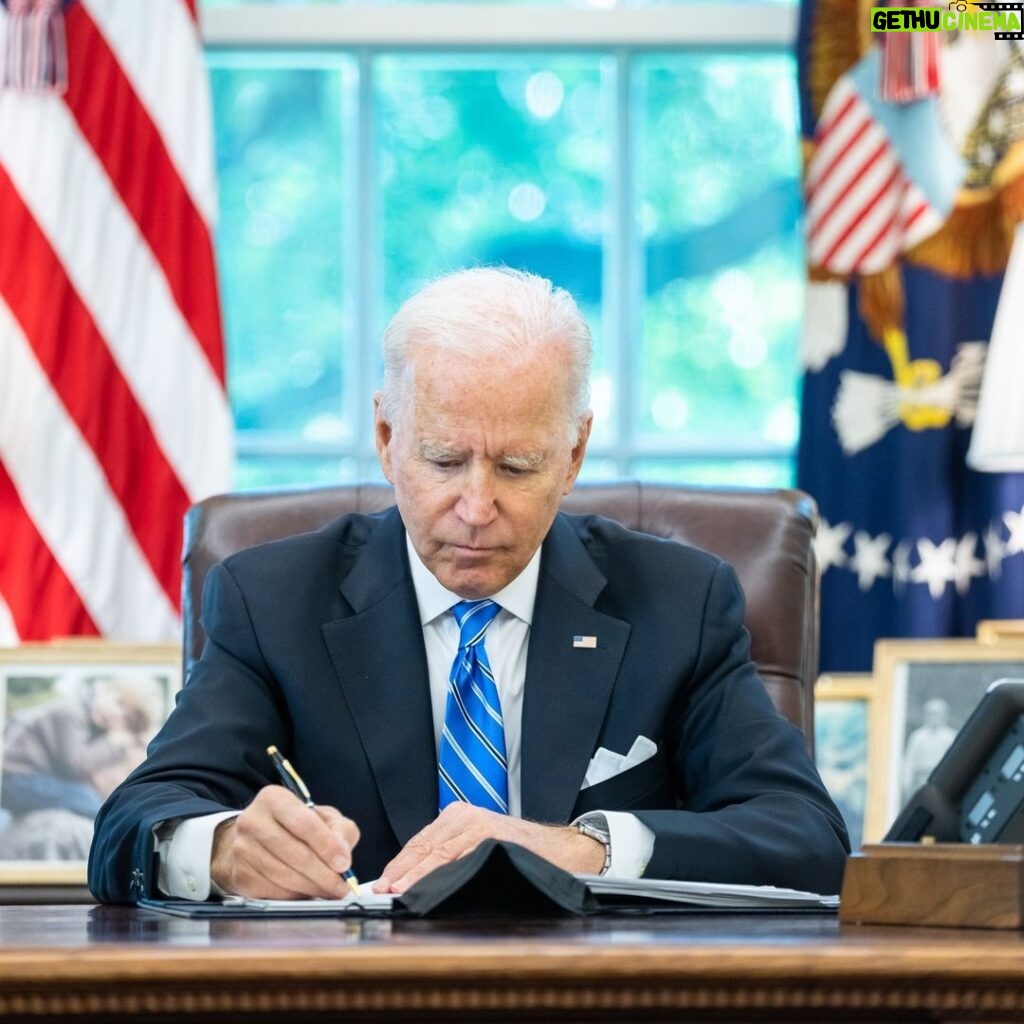 Joe Biden Instagram - If we have a government shutdown, a lot of vital work in science and health could be impacted—from cancer research to food safety. The American people need House Republicans to do their job: fund the government.