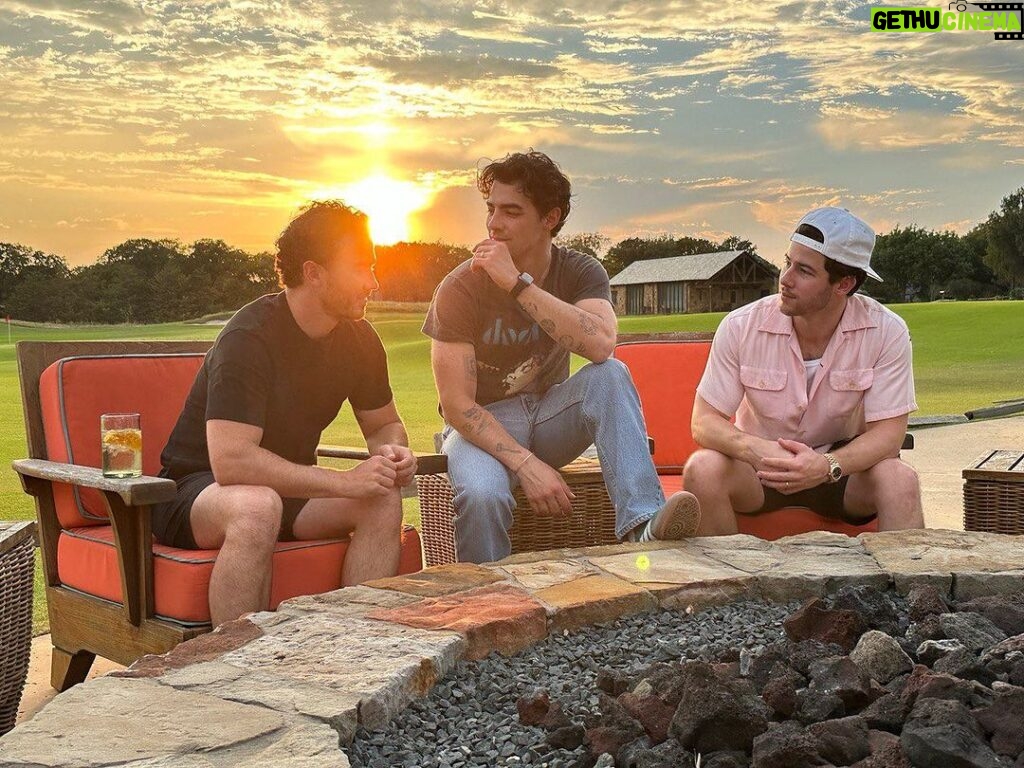 Joe Jonas Instagram - Happy Labor Day weekend everyone. This tour has be incredible so far! Having a little family time in the Texas sunset tonight before a big Austin show tomorrow 🤘