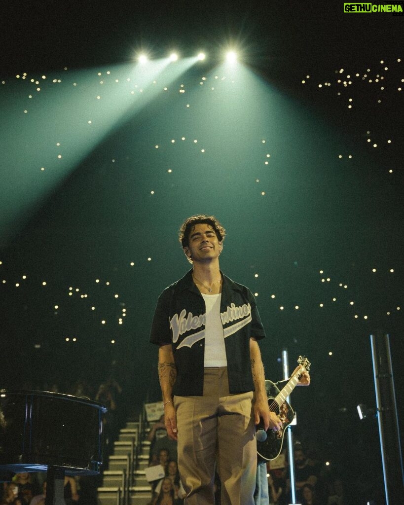 Joe Jonas Instagram - Show at Little Caesars Arena last night had me craving some 🍕