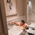 Joe Sugg Instagram – I’m glad paintings don’t come to life like in Harry Potter otherwise this would be quite awkward.. also laughing at the fact I got @diannebuswell to take about 30 photos of me in the bath..💀