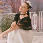 Joey King Instagram - What a dreamy honor to be part of @rodarte FW 2022. Thank you so much @kateandlauramulleavy 🖤🩰