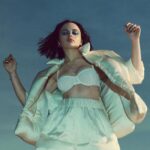 Joey King Instagram - @flauntmagazine 📷/🎬: @carlos_serrao @_monica.may_ 🧥: @sydneylopez 💇🏻‍♀️: @matthewstylist 💄: @allanface 💅🏼: @thuybnguyen