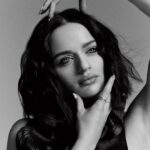 Joey King Instagram - @flauntmagazine 📷/🎬: @carlos_serrao @_monica.may_ 🧥: @sydneylopez 💇🏻‍♀️: @matthewstylist 💄: @allanface 💅🏼: @thuybnguyen
