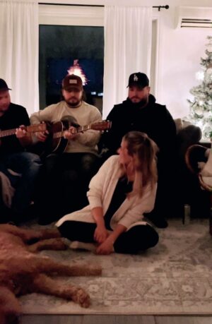 Joffrey Charles Instagram - J’ai eu dla belle visite hier soir chez nous et on a décidé de vous faire une p’tite tune ! 😌🎄 @justinlegacy_ @joffreycharles_ et @brandon.moscatelly (qui sort du cadre pas cadré 🤪)