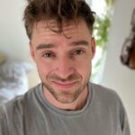 Johannes Nymark Instagram – En million grin, tårer, sange, danse, taler og drinks senere….. I går blev jeg virkelig mindet om, at min familie og jeg har skabt noget, som er stærkt og kærligt, og som jeg er røvhamrende stolt af🥹 Tak for et vidunderligt bryllup ❤️❤️