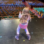 Johannes Nymark Instagram – Maggie elsker teater, og i dag er hun med far på arbejde❤️ Tivoli