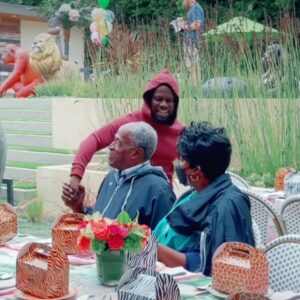 John Amos Instagram - On the set of #MeTime with one of some of my favs @kevinhart4real @annamariahorsford & @moregeginahall @Markwhalberg 
Had a great time working on this film.