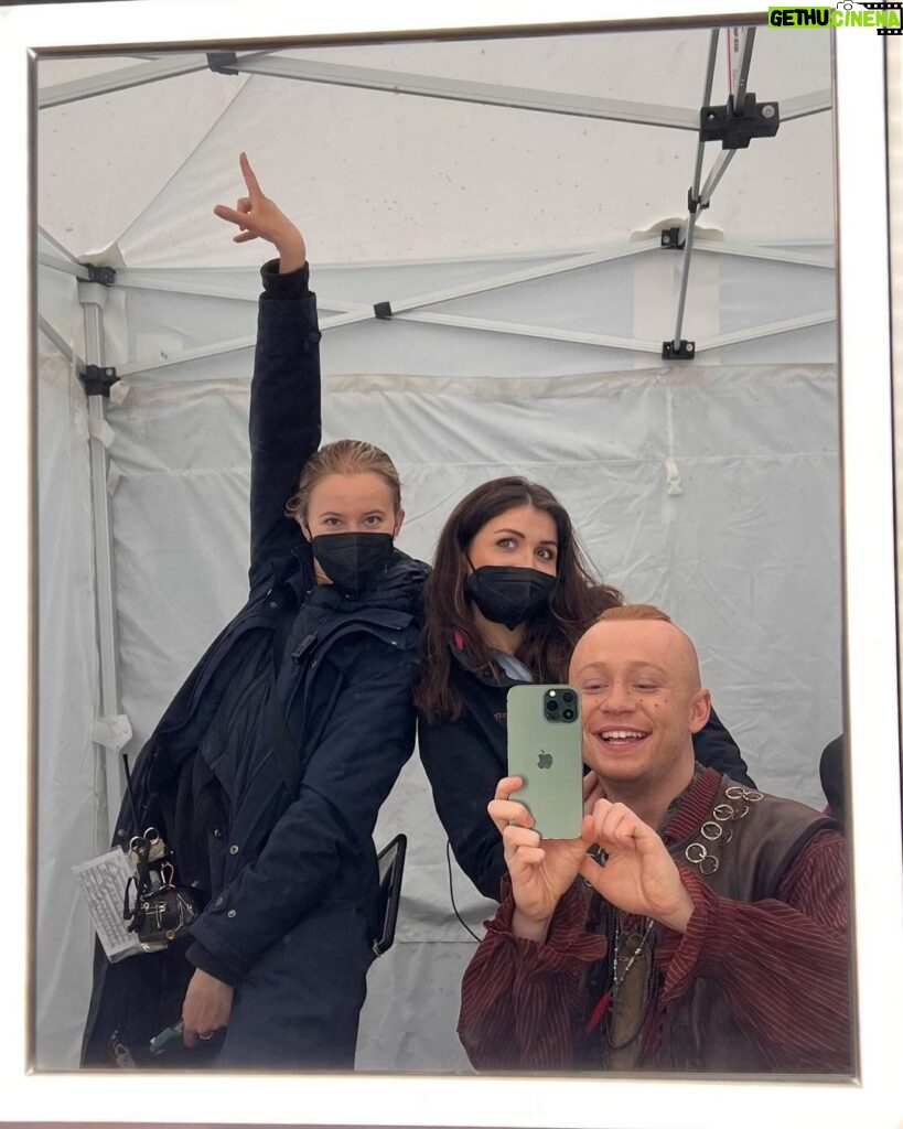 John Bell Instagram - Oh y’all wanted a season 7 part 1 behind the scenes Young Ian edition photo dump??? 😱 Well let me see what I can find… 🤔 (Swipe for beardy Ian) 🐺🏹