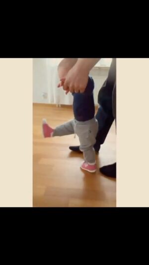 John Cleese Instagram - Does this baby deserve a grant from the Ministry of Silly Walks? I certainly see some excellent form. 🎩

Repost • @sverigesroligastebarn Nu kliver vi in i helgen! 🤣🍾🙌
Tack mamma @angelinavarback för videon på dottern Melissa som testar skor för första gången 🙏 #sillywalk #sillywalks #ministryofsillywalks #montypython #sillybaby