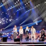 John Legend Instagram - C’mon backstage and see never-before-seen footage of our Coaches prepping for their ✨ICONIC ✨Coach performance of “Take It Easy”!! 🎶 🤩