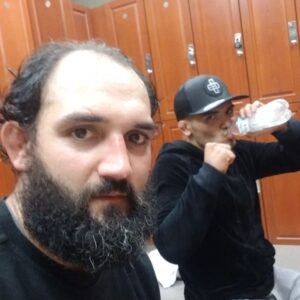 Johny Hendricks Instagram - Just got putting work on the treadmill and pushups and abs with @mark.delarosa.35 
@bareknucklewbkff #runningman #fitness #pushup #sponsorme lol