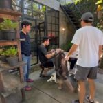 Joko Anwar Instagram - Pagi hari di kompleks perumahan kami. Tetangga-tetangganya baik-baik, akrab, pagi ngopi bareng abis olah raga, kalau mau berangkat kerja dadah-dadah. 😍 Ozone Resident Bintaro