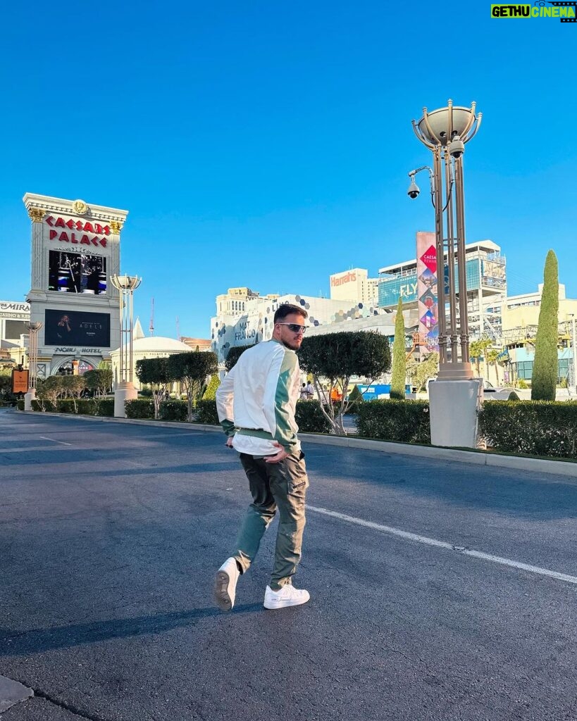 Jon Vlogs Instagram - FIZEMOS HISTORIA! 🙏 Oportunidades iguais a essa que nos levam para lugares como a Twitch Con em Las Vegas proporcionadas pela @samsungmobile são muito especiais pra mim. Foi incrivel poder fazer parte de algo tão grande, em outro país, com minha família e chat comigo acompanhando tudo de perto e interagindo. Obrigado mais uma vez ❤️ #TeamGalaxy #PlayGalaxy #Ad Las Vegas, Nevada