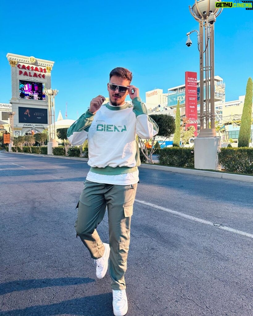 Jon Vlogs Instagram - FIZEMOS HISTORIA! 🙏 Oportunidades iguais a essa que nos levam para lugares como a Twitch Con em Las Vegas proporcionadas pela @samsungmobile são muito especiais pra mim. Foi incrivel poder fazer parte de algo tão grande, em outro país, com minha família e chat comigo acompanhando tudo de perto e interagindo. Obrigado mais uma vez ❤️ #TeamGalaxy #PlayGalaxy #Ad Las Vegas, Nevada