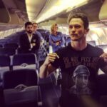 Jonathan Tucker Instagram – “we flying the first class up in the sky. poppin’ champagne. living my life in the fast lane
& i won’t change for the glamorous.” -lowkey lyesmith (from seat 26b with a layover in el paso)
BUY SHIRT TO SUPPORT THE PEGASUS FUND. 
LINK IN BIO. #americangodsstarz El Paso International Airport (ELP)