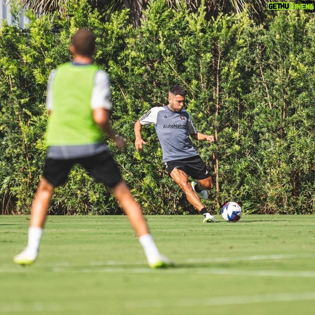 Jordi Alba Instagram - 😁💗🖤 Florida Blue Training Center