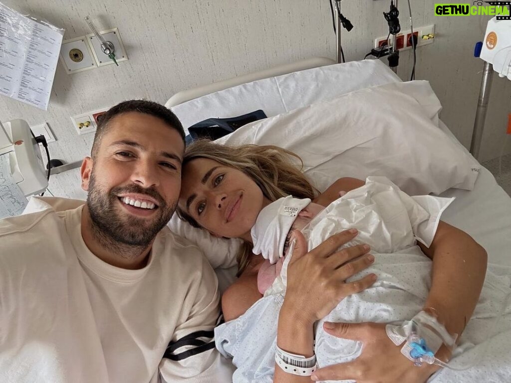Jordi Alba Instagram - Ya tenemos a Paolo con nosotros. No podemos estar más felices. Mamá y el bebé están genial. Una vez más has demostrado ser una campeona @romarey_ventura. Te amamos💙