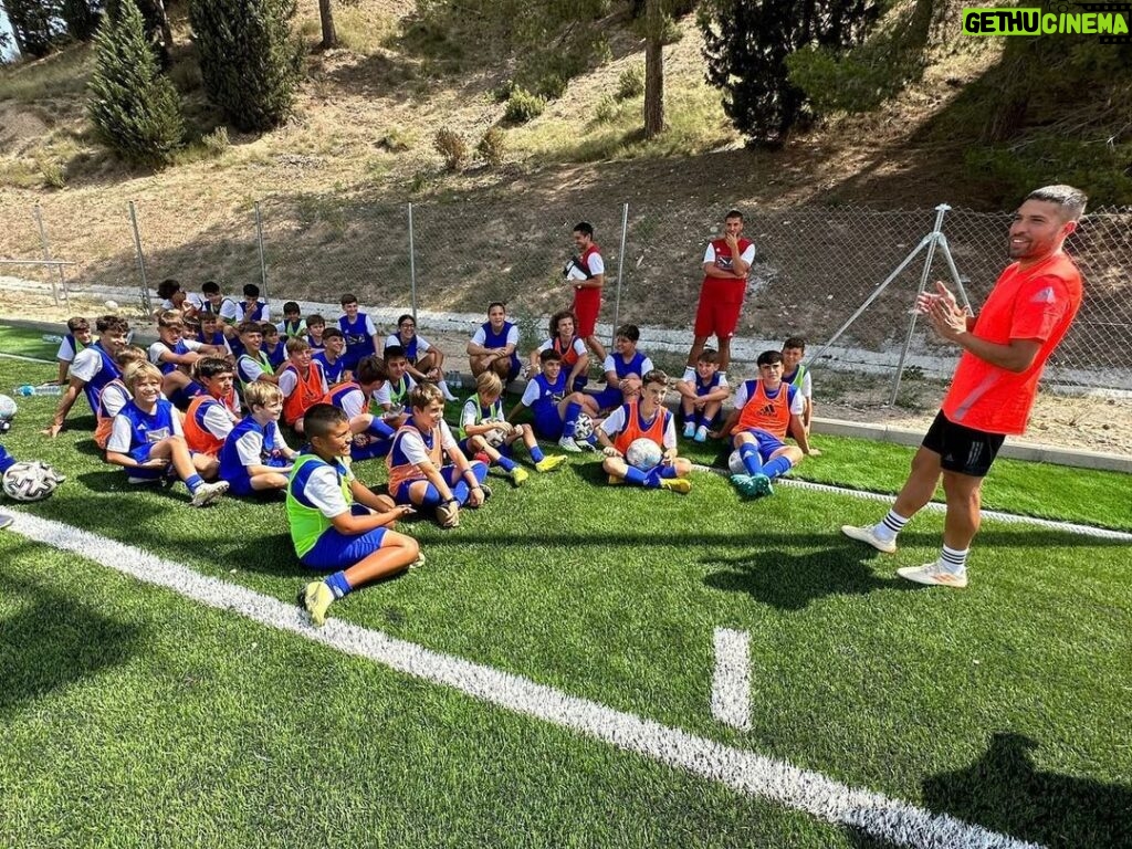 Jordi Alba Instagram - Muy contento de poder ver a tantos niños y niñas sumándose un año más al @campusjordialba. En esta ocasión en Igualada, donde pasamos una gran mañana de fútbol. 💪🏻⚽️
