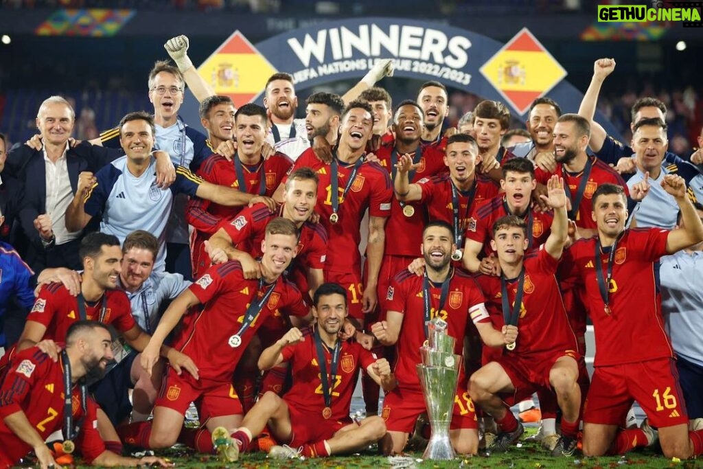 Jordi Alba Instagram - ¡¡¡CAMPEONESSSS!!! 👏🏻🏆🇪🇸 Muy contento por este momento y por poder disfrutarlo con todos los que formamos este equipo y los que nos han acompañado en el camino hasta aquí. Estoy muy orgulloso de todos vosotros!! Esta selección se merecía levantar de nuevo un título!! #NationsLeague