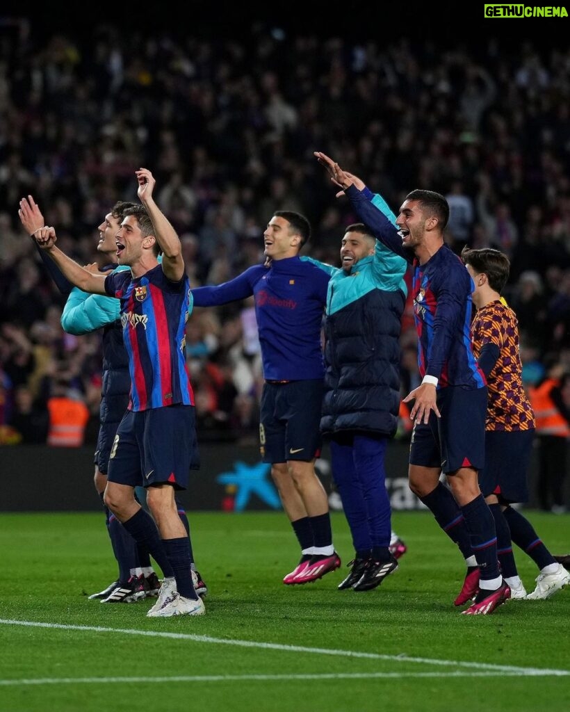 Jordi Alba Instagram - ¡Vaya noche hemos vivido en el Spotify Camp Nou! Siempre juntos. 💪🏼🤩💙❤️ #forçabarça #elclásico