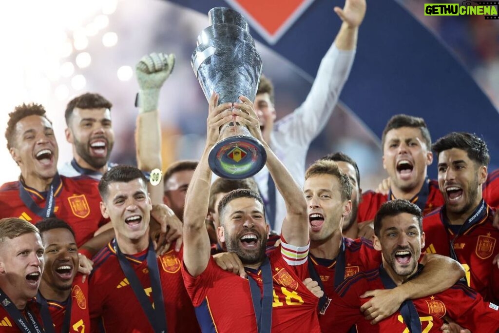 Jordi Alba Instagram - ¡¡¡CAMPEONESSSS!!! 👏🏻🏆🇪🇸 Muy contento por este momento y por poder disfrutarlo con todos los que formamos este equipo y los que nos han acompañado en el camino hasta aquí. Estoy muy orgulloso de todos vosotros!! Esta selección se merecía levantar de nuevo un título!! #NationsLeague