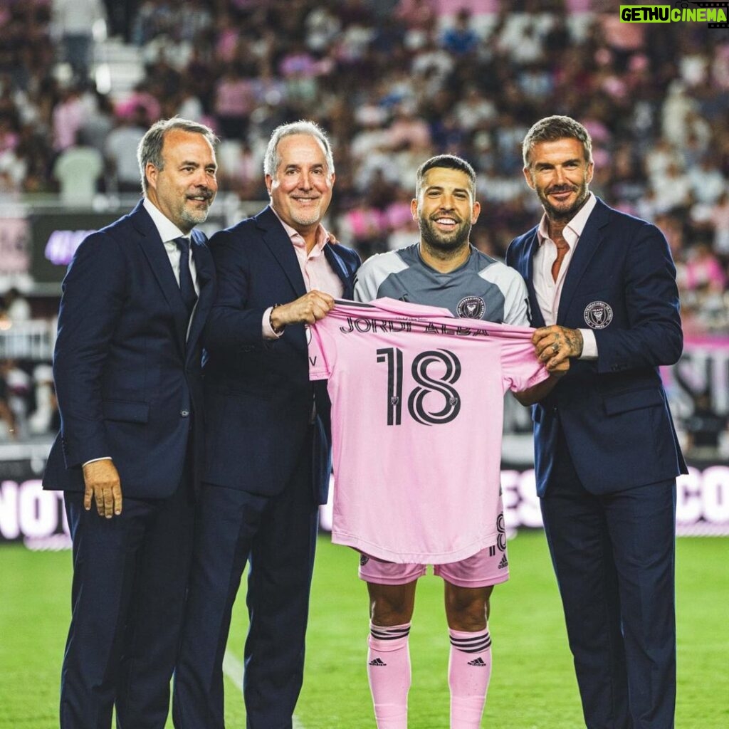 Jordi Alba Instagram - Gran noche, muy feliz de iniciar este nuevo reto con una victoria importante del equipo y el recibimiento tan cariñoso de la gente. Gracias Miami, seguimos!! 🦩 DRV PNK Stadium
