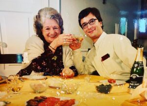 José Pedro Vasconcelos Instagram - A D. Eunice Muñoz completou 80 anos de profissão e despediu-se do Palco, muito obrigado abelha mestra. Que vaidoso sou por ter feito em 2003 uma telenovela (Coração Malandro) inteirinha de baixo da sua asa. Passaram 18 anos… vou ali e já venho @eunicemunozoficial