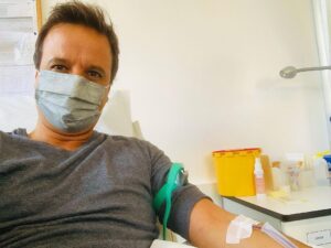 José Pedro Vasconcelos Instagram - Feito, façam o favor de dar sangue. Não custa, não dói. Boas festas e sejam felizes