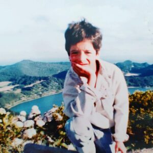 José Pedro Vasconcelos Instagram - No final dos anos 80 o meu pai viveu e trabalhou dois anos e troca o passo, num dos sítios mais bonitos do mundo, as Furnas. Foi na Rua da Igreja Velha que conduzi pela primeira vez para pânico dos presentes e da própria Mehari que aos solavancos lá andou. Lembro-me da janela da nossa sala que dava para o Parque do Hotel Terra Nostra ladeado pelo verde do inhame. Na parede entre quadros de baleeiros e navios bonitos  havia um arpão com que tentava caçar o meu pai. 
À hora do jantar em frente à recepção do Hotel, onde às vezes íamos, defronte às bonitas escadas redondas vestidas de madeira o chefe de sala tocava um xilofone chamando os hóspedes para o jantar. Tudo nesta ilha me remetia para um livro de fantasia contra o nada; as caldeiras fumegantes, a água azeda, as lagoas, os ilhéus, os cachalotes, a água quente dos mergulhos sem tempo e este mar que agora vejo e do qual me despeço com um até já. Entre estas duas imagens existem 33 anos de distância e a mesma inabalável admiração por este povo e estas ilhas. Desta feita trouxe as minhas filhotas mais novas e a minha mulher e estou com a sensação de dever cumprido, estão também elas e para sempre apaixonadas. Já conheço S. Jorge, o Pico, a Terceira e a Graciosa. Falta-me muito para encher os olhos. Mas sempre que daqui saio sei que vou voltar como para o colo de um amigo. Hoje antes de embarcar recebo uma folha de serviço para Agosto, dia 24 programa nas Furnas e 26 na Praia de Santa Bárbara. Não há coincidências existem evidências que são cócegas para amar. Um beijo, obrigado e sim até já @bensaudehotelscollection @amar_acores @turismoacores @sustainable_azores @acorianooriental @autatlantisrentacar @oceaneyeazores @zecamedeiros_oficial