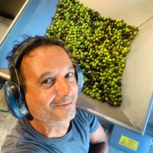 José Pedro Vasconcelos Instagram - Arrancou hoje a campanha do azeite 2023 na @imanicountryhouse sou lagareiro uma vez por ano, o nosso azeite-Imani Olive Oil- tem 0,19 de acidez fruto de um Olival centenário e biológico. Processamos a azeitona no próprio dia em que é apanhada e a frio ela lá se faz à vida. Gosto dos ciclos a que a terra nos obriga. Gosto ainda mais de produzir um alimento tão nobre quanto o azeite. Um bom sábado e beijos do sul