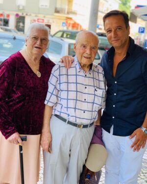 José Pedro Vasconcelos Instagram - Tenho amigos especiais, este cavalheiro de seu nome Rui Alberto Fernando de Almeida nasceu a 2 Fevereiro de 1923. Casou em 1967 com Maria Virgínia de Almeida 16 anos  mais nova. Cruzamo-nos sempre no Luís às sextas-feiras, dia do arroz de pato. São uma dupla. Gosto de duplas e de pessoas sábias. O Rui conduz dá palestras e tem o poder de fazer escutar. Bem hajam. Vivam as duplas. Vivam os velhos e sim vivam os novos