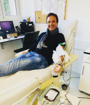 José Pedro Vasconcelos Instagram - Primeira dádiva do ano. Aqui podes ser o que quiseres, bom ou mau. Não há nada mais democrático no corpo que o nosso sangue, faz a fineza e dá sangue🩸 Bom fim de semana🎈