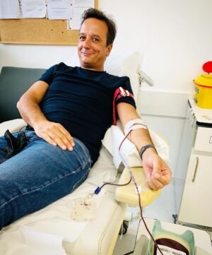 José Pedro Vasconcelos Instagram - Mais uma dádiva, a quarta no espaço de uma ano. Eles aceitam tudo, até fico admirado. Dê sangue🩸e faça-se à vida! @ipolisboa @ipst.ip