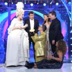 Josie Instagram - Qué fortuna la mía @tucaramesuena X! Bravo por su gente... Gracias @gestmusic y @antena3com siempre por esta edición mágica #viviendorasé con el mejor equipo humano. Gracias @fuentes_manel e integrantes del jurado: @chenoa @lolitafoficial @carloslatre @angelllacer_oficial 🩷🩷🩷🩷 A @mateovergaratv y a todos los equipos: vestuario, caracterización , arte, sonido, cuerpazo de baile, Arnau, producción, guión, Spotifys, comedor y tanta gente que nos ha cuidado... Y por supuesto al mejor de los elencos posibles: @mercheoficial @susicaramelo @anneigartiburu @andreaguasch @miriamrmusic_ @agustinjimenez @alfredgarcia y @jadeloficial Siempre os llevaré en mi corazón y siempre habrá un dosel en Villa Josie para vosotros y vuestros +1 que ya sabéis quiénes sois... Gracias por esta experiencia de vida 🧬🧬🧬 Gracias por el derroche de talento y por existir... 🩷 Ah! Y gracias @joseirun_fotografia porque sin tus fotos imposible publicar esto ni nada... Gracias! #TCMSFinal #TCMS #tcmsfinal 🥳 Plató de Tu cara me suena