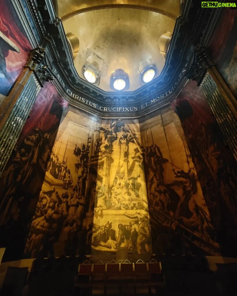 Josie Instagram - Peregrinar a la catedral de Sert en Vic era un sueño ansiado y raséeeeeeeee... Maravilla de día con @rosarioderojas #viviendorasé ❣️! :-)