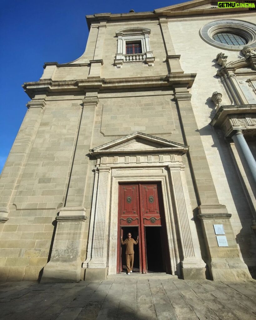 Josie Instagram - Peregrinar a la catedral de Sert en Vic era un sueño ansiado y raséeeeeeeee... Maravilla de día con @rosarioderojas #viviendorasé ❣️! :-)