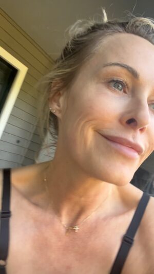 Josie Bissett Instagram - My new friend ❤️ She comes to the door and waits for her apples 🍎 

#pnw
