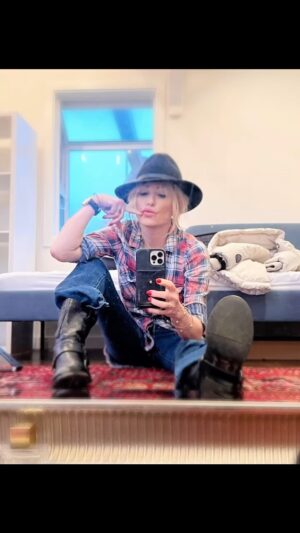 Josie Bissett Instagram - Thanks so much @aubeautymat @askusueabtymagazine @shesa10times5 @themagnoliablack for my make-up mat! I absolutely love it! #unbreakable #grateful